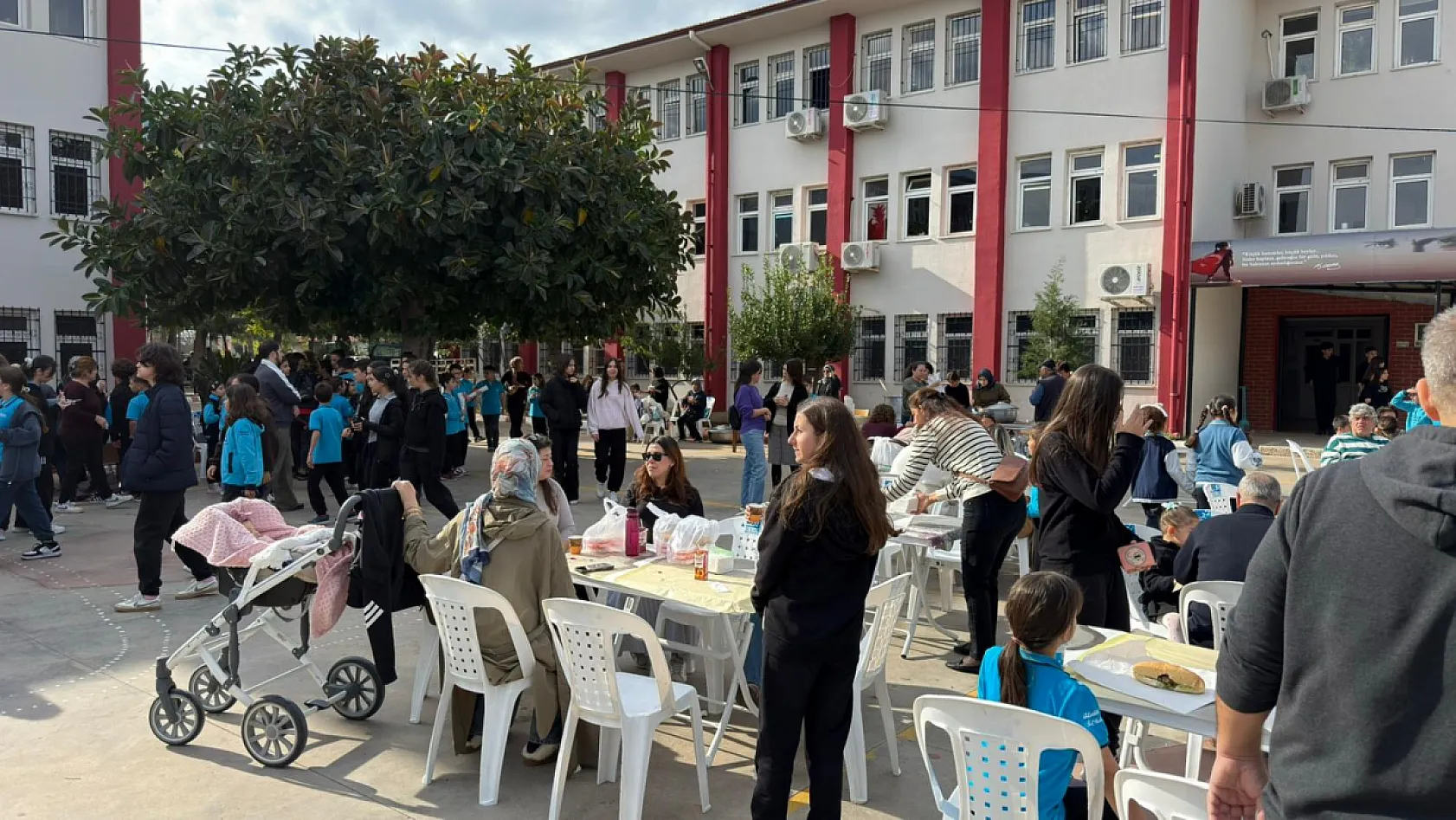 Fethiye'de Atatürk İlkokulu kermesine yoğun katılım