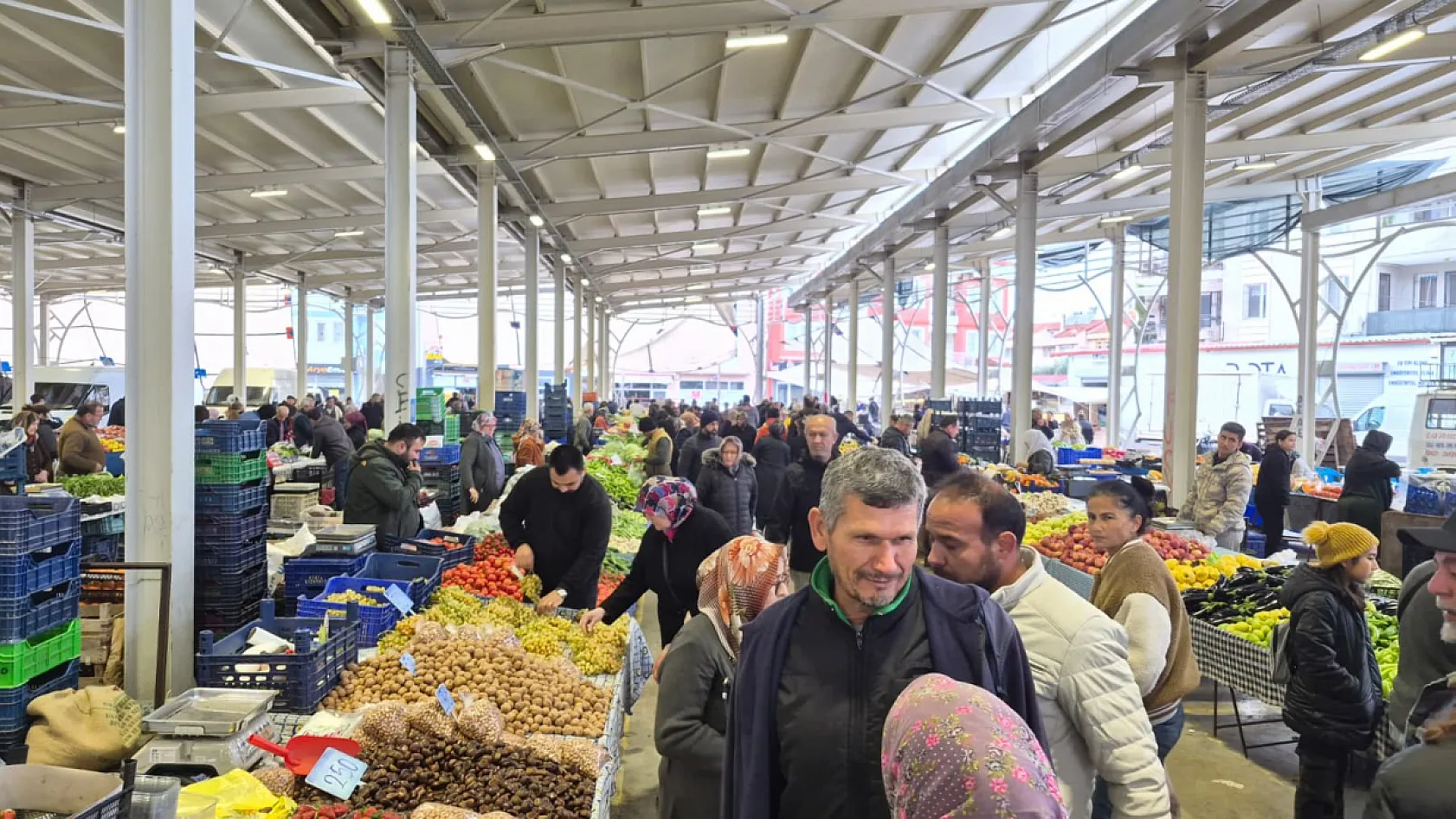 Fethiye Cumartesi Pazarı yağmur ve soğuğa rağmen hareketliliğini sürdürdü