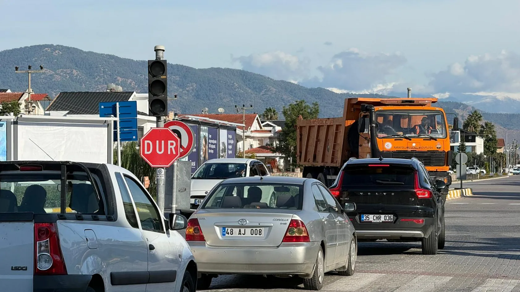 Fethiye'de elektrik kesintisi nedeniyle trafik ışıkları çalışmıyor