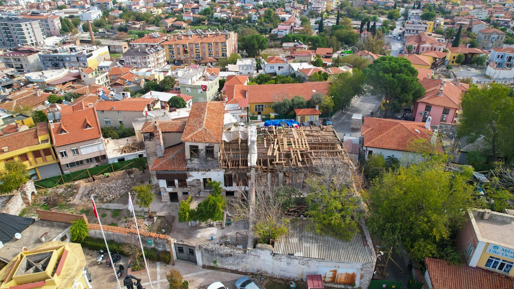 Milas'taki Hadi Eskişar Konağı'nda Yıpranmış Kısımların Sökümü Büyük Oranda Tamamlandı