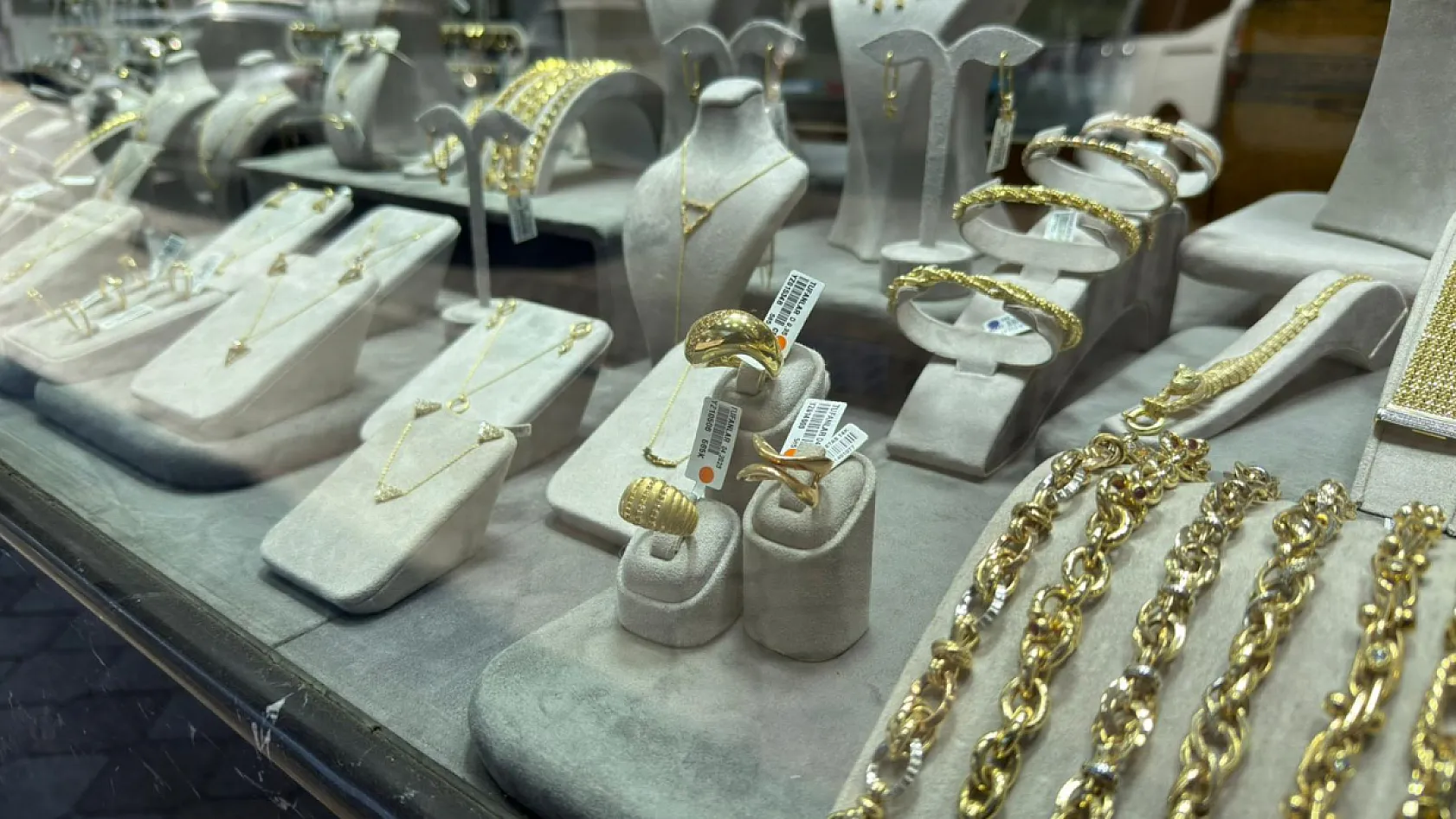 Fethiye Tufanlar Kuyumculuk, altın fiyatları hakkında piyasa tahminlerini paylaştı