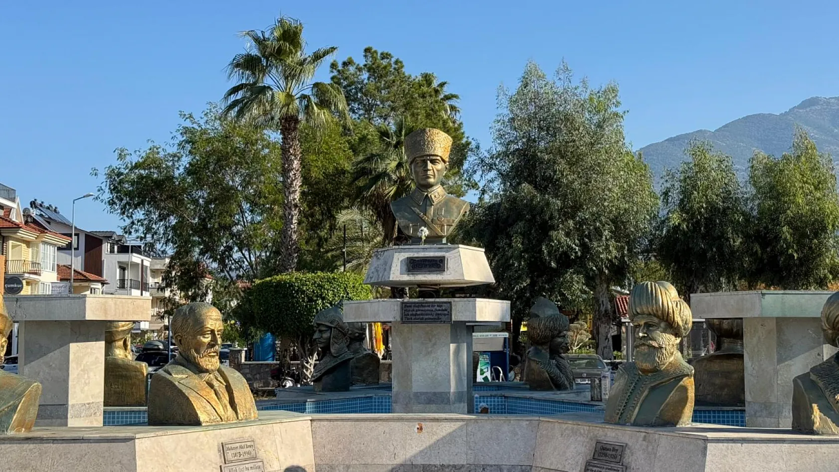 Fethiye Belediyesi Türk Büyükleri Büstleri'ni yeniledi