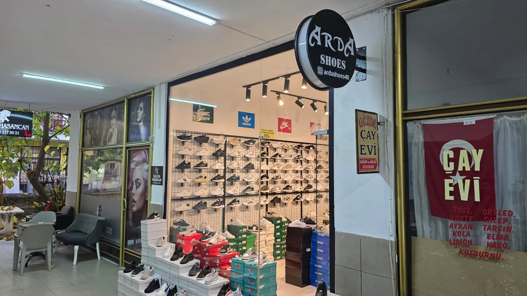 Fethiye'de gençlerin tercihi Arda Shoes'ta spor ayakkabılara yoğun ilgi
