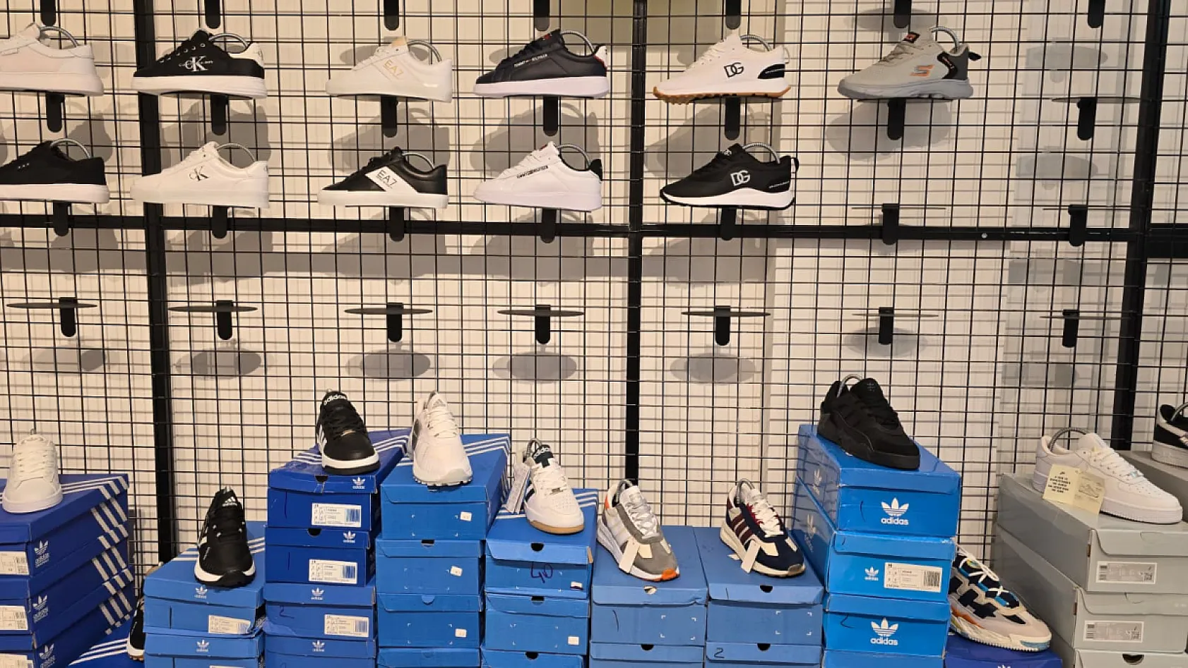 Fethiye'de gençlerin tercihi Arda Shoes'ta spor ayakkabılara yoğun ilgi