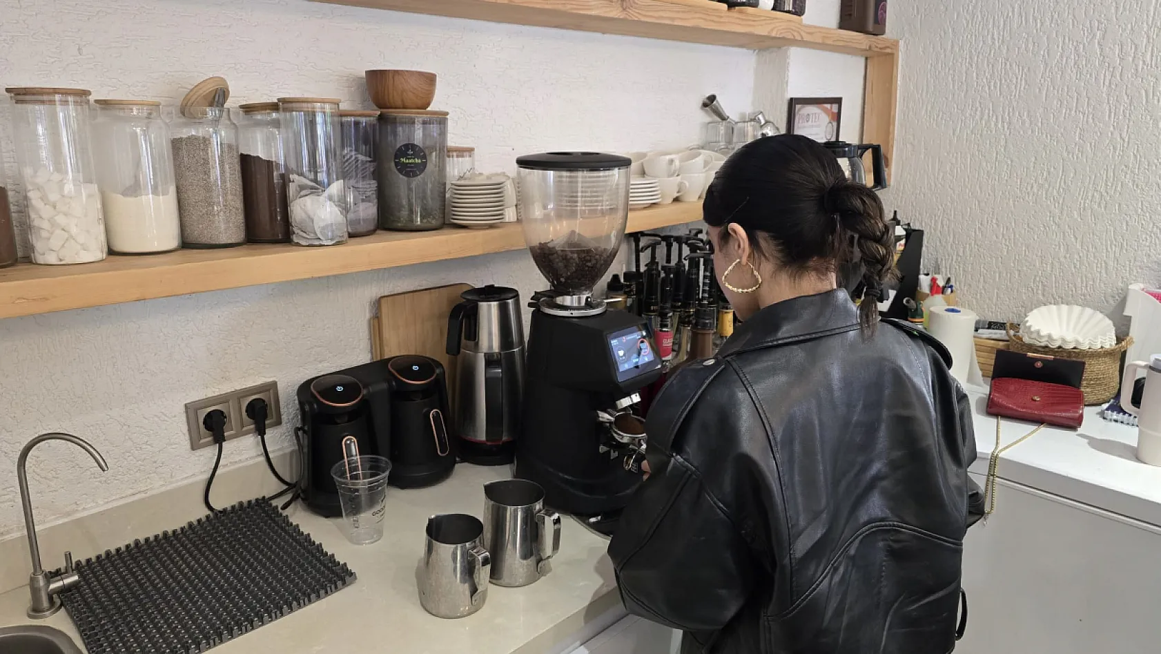 Soğuk havalarla birlikte Fethiye'de sıcak içeceklere ilgi arttı