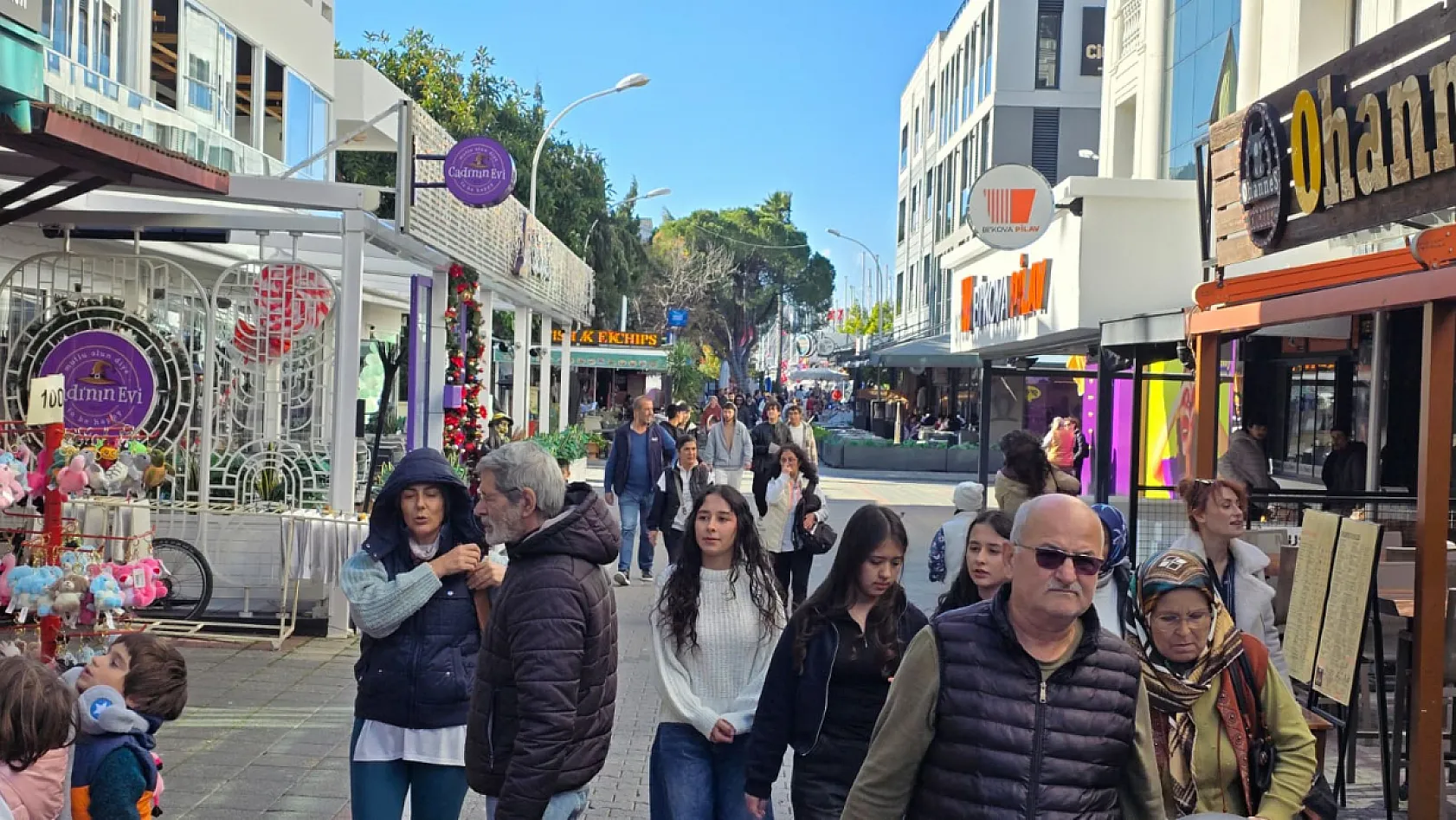 Fethiye'de yılbaşı hareketliliği: Dispanser Sokak'ta alışveriş yoğunluğu