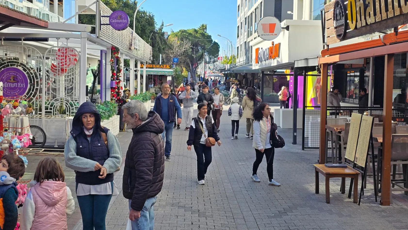 Fethiye'de yılbaşı hareketliliği: Dispanser Sokak'ta alışveriş yoğunluğu
