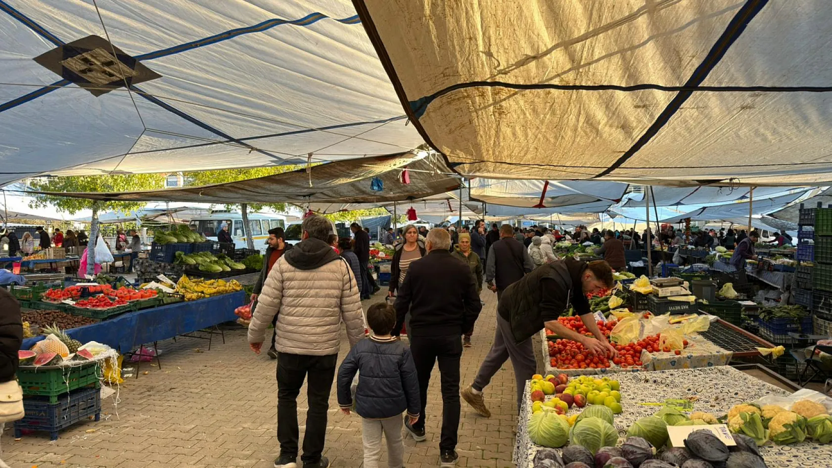 Fethiye Çalış Pazar Pazarı'nda Tezgâhlar Tazelendi: Güncel Meyve Fiyatları