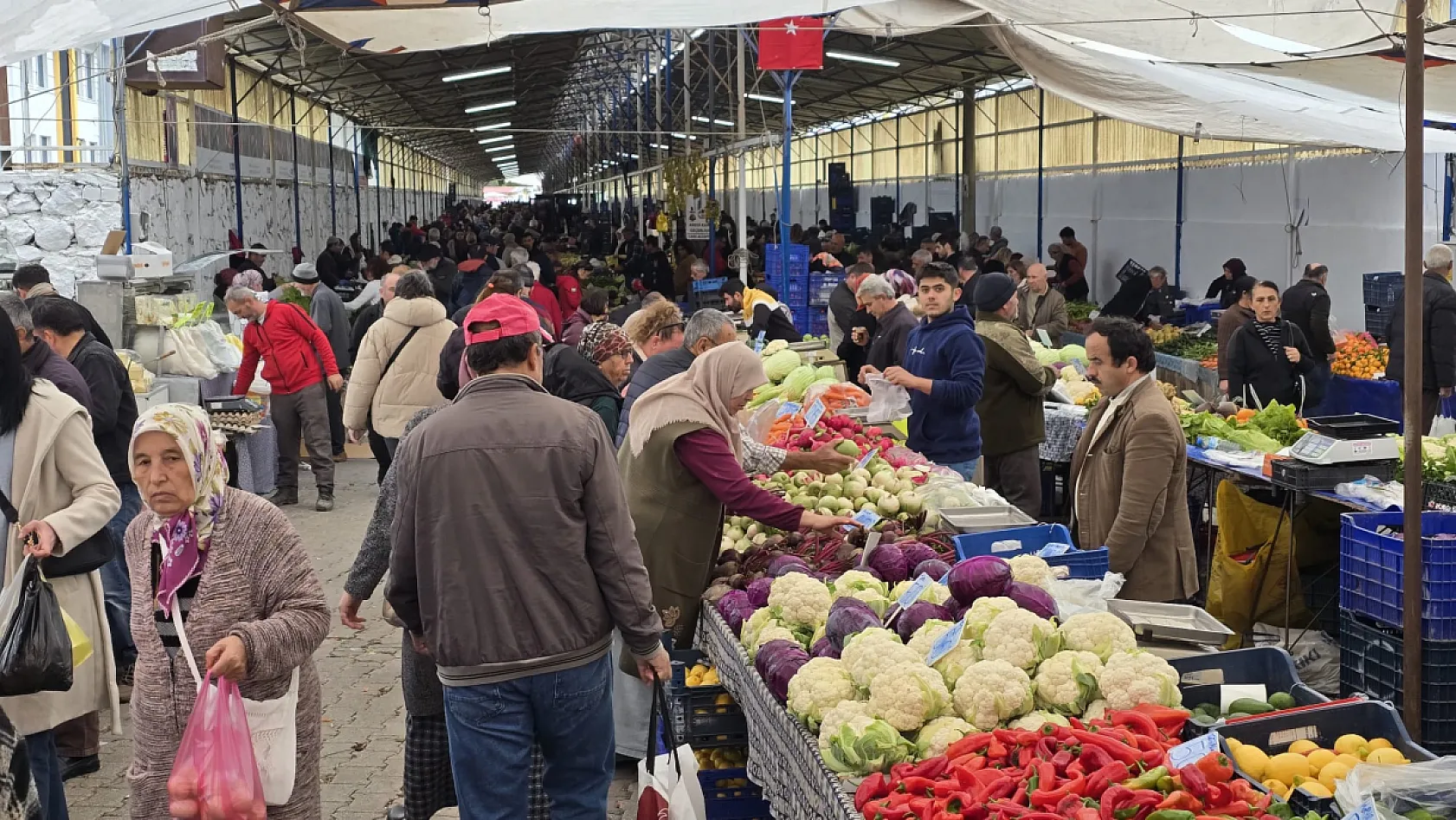 2025'in Son Salı Pazarı'nda yılbaşı hareketliliği