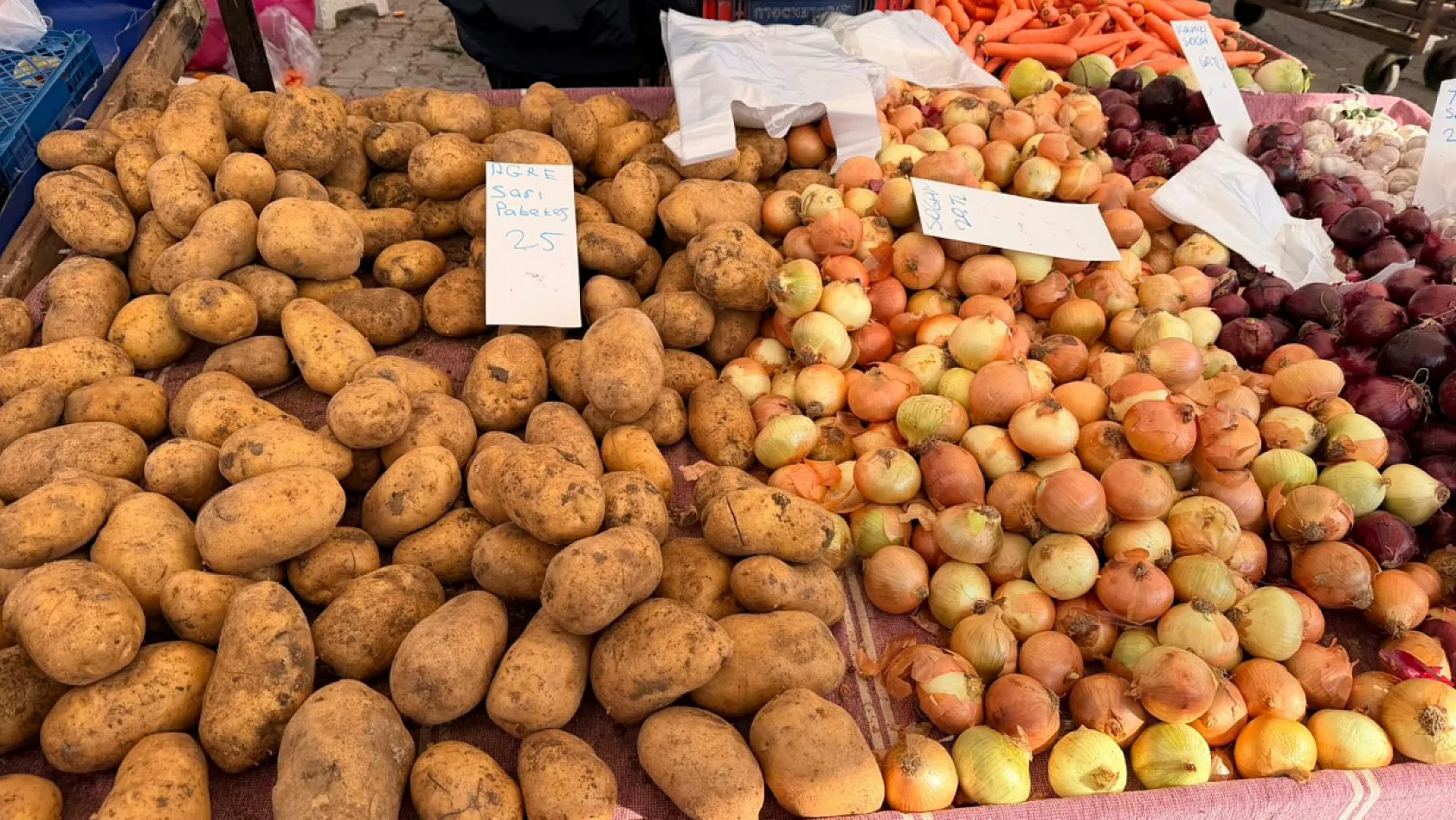 Fethiye Cuma Pazarı'nda meyve ve sebze fiyatları