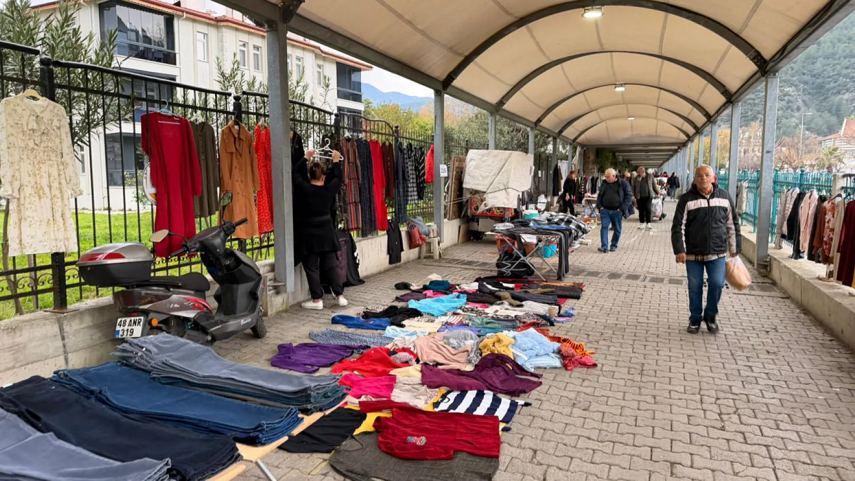 Fethiye Salı Pazarı'nda ayda bir 'İkinci El' alışverişi
