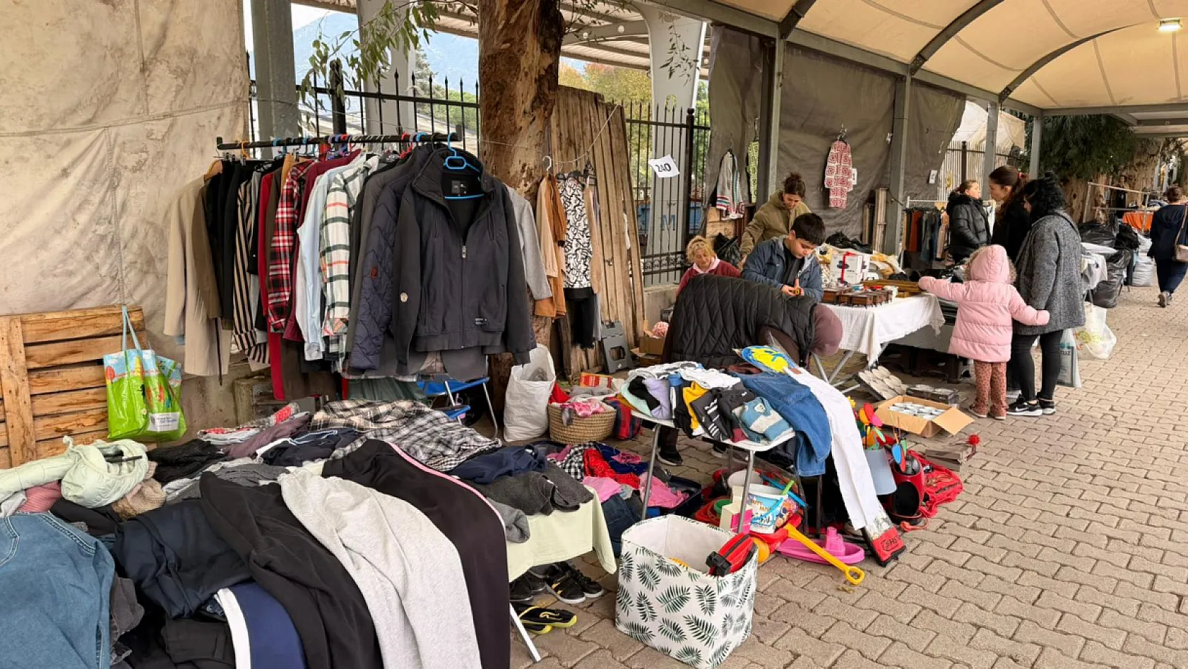 Fethiye Salı Pazarı'nda ayda bir 'İkinci El' alışverişi