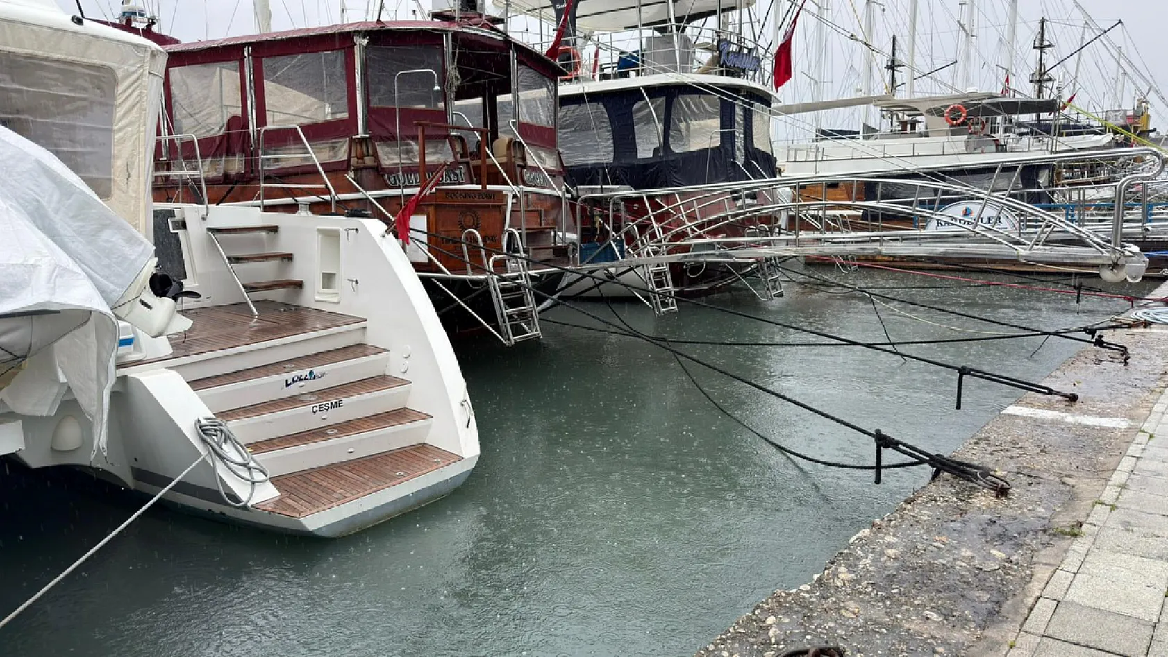 Fethiye'de sağanak yağış gün boyu devam edecek