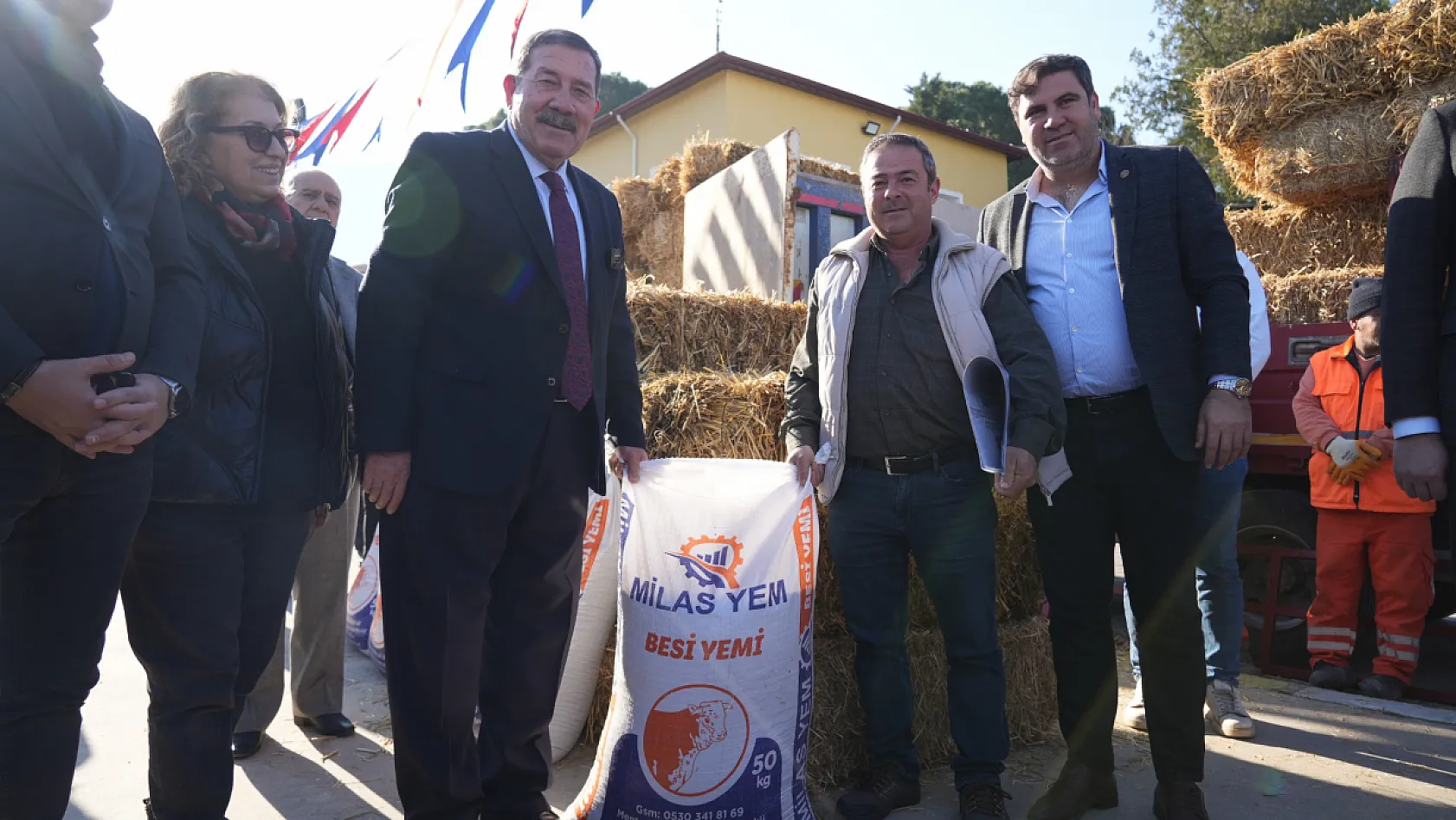 Milas Belediyesi'nden üreticiye yem ve saman desteği