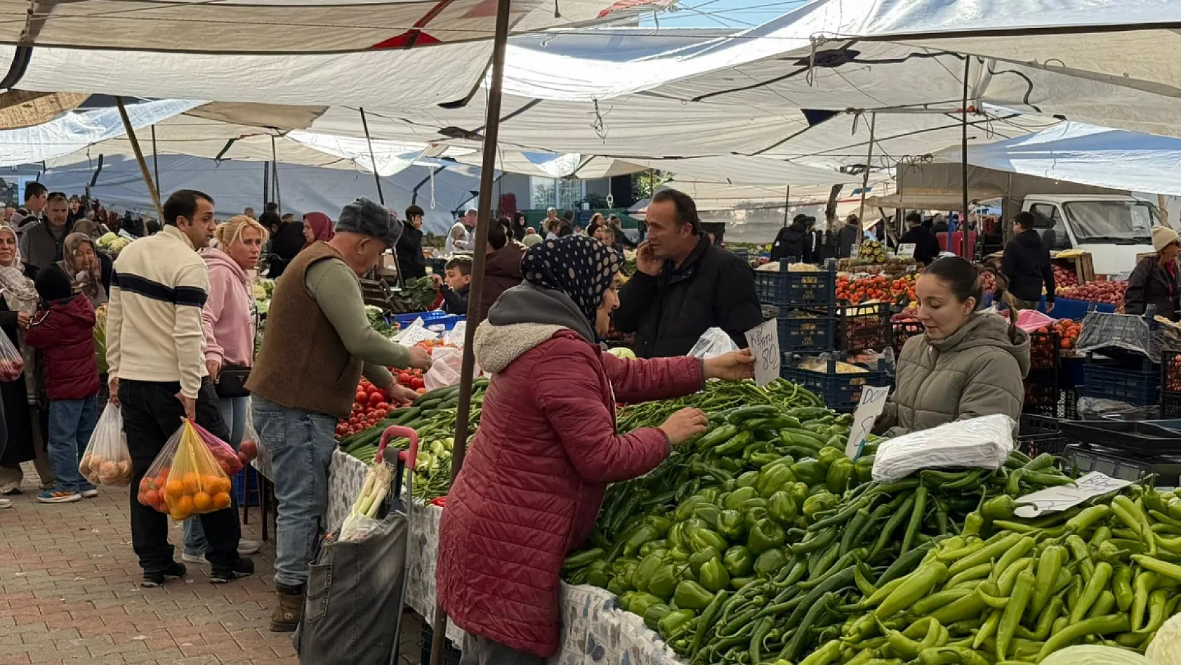 Çalış Pazarı'nda Tezgahlar Doldu, Fethiye'de Güncel Pazar Fiyatları