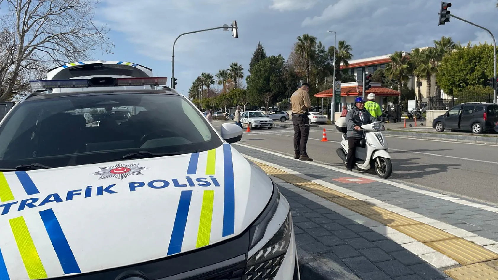 Fethiye Devlet Hastanesi önünde motosiklet ve otomobillere yönelik uygulama