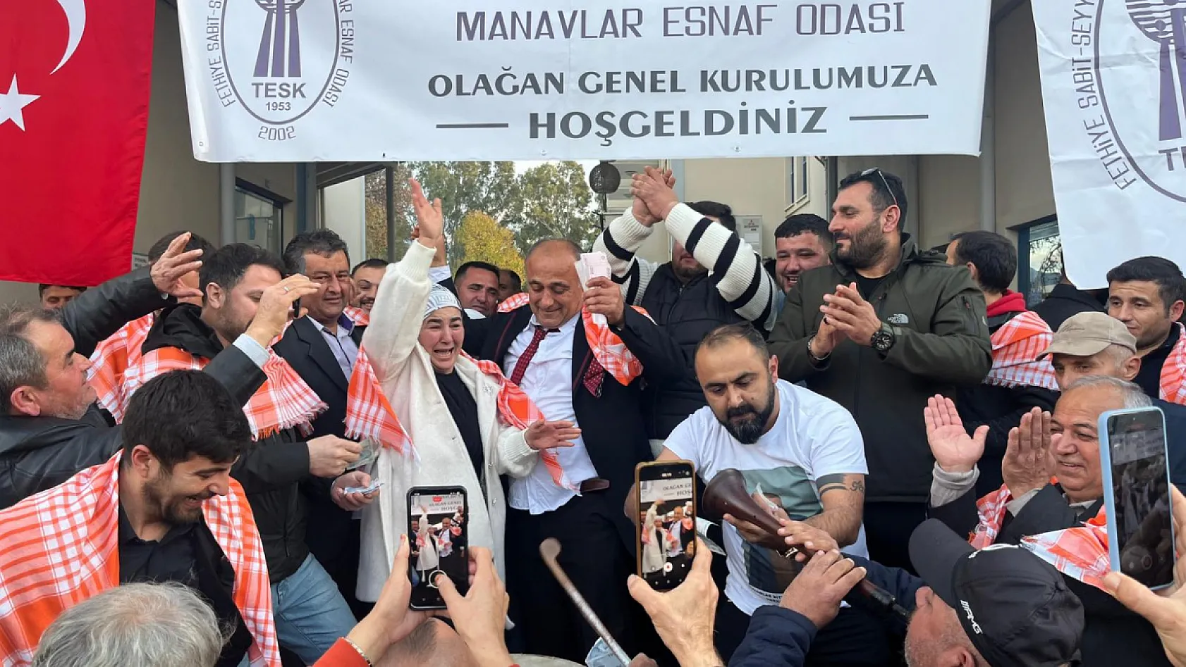 Fethiye'de başkanlık sonrası pazar esnafından Halil Ayat'a tebrik mesajları