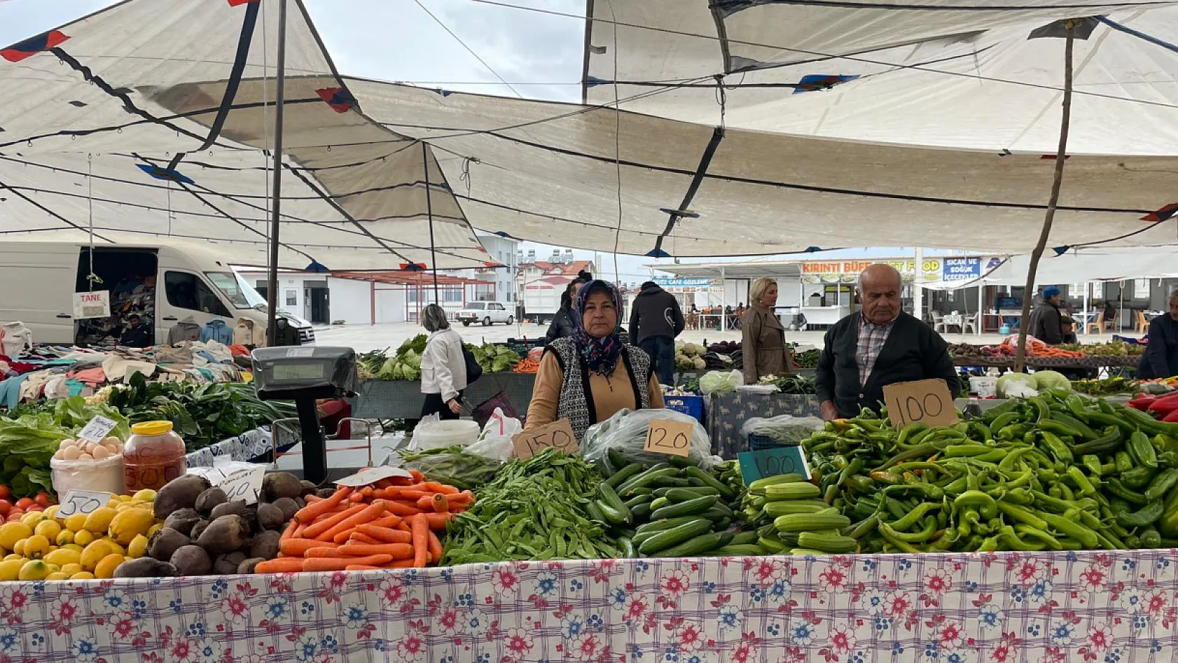 Fethiye Taşyaka Pazarı'nda fiyatlar hava şartlarına takıldı