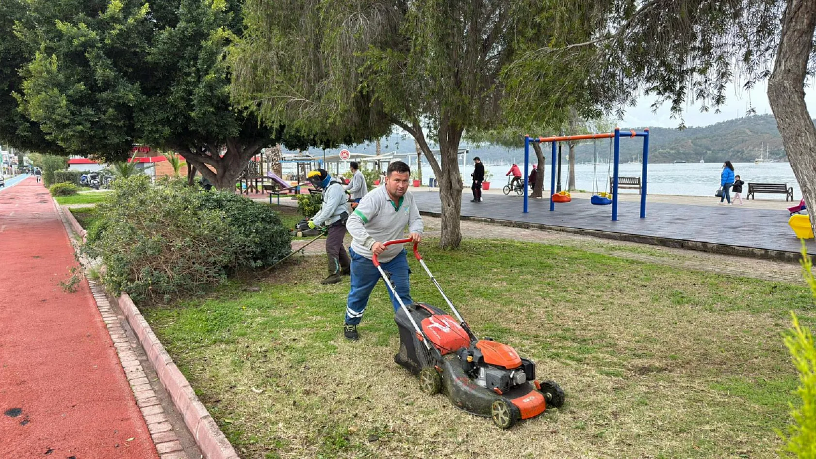 Fethiye'de 2. etap sahil bandında çim kesim çalışması