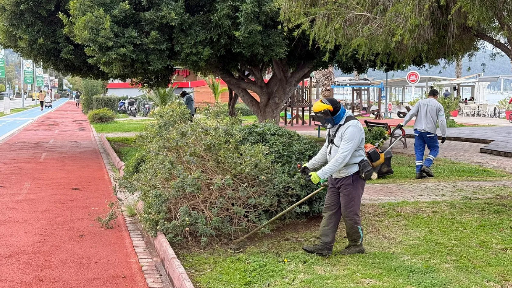 Fethiye'de 2. etap sahil bandında çim kesim çalışması