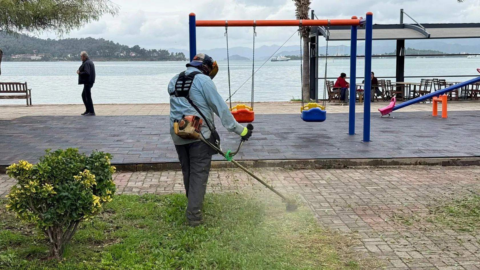 Fethiye'de 2. etap sahil bandında çim kesim çalışması