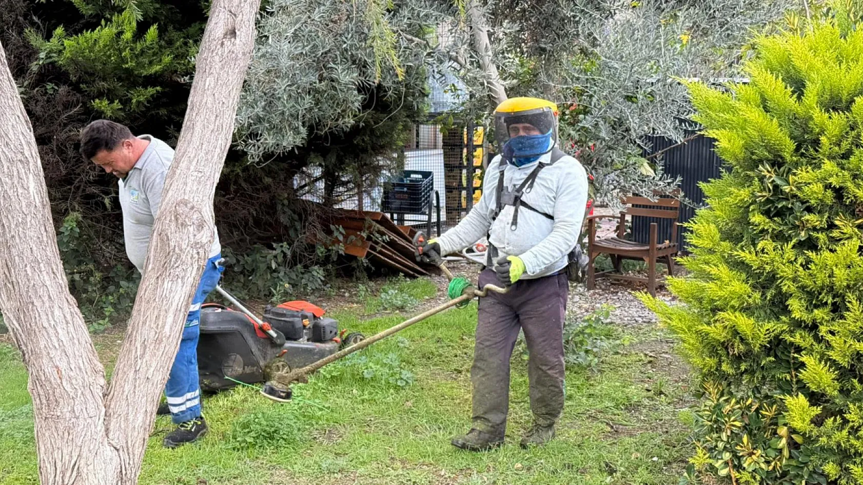 Fethiye'de 2. etap sahil bandında çim kesim çalışması
