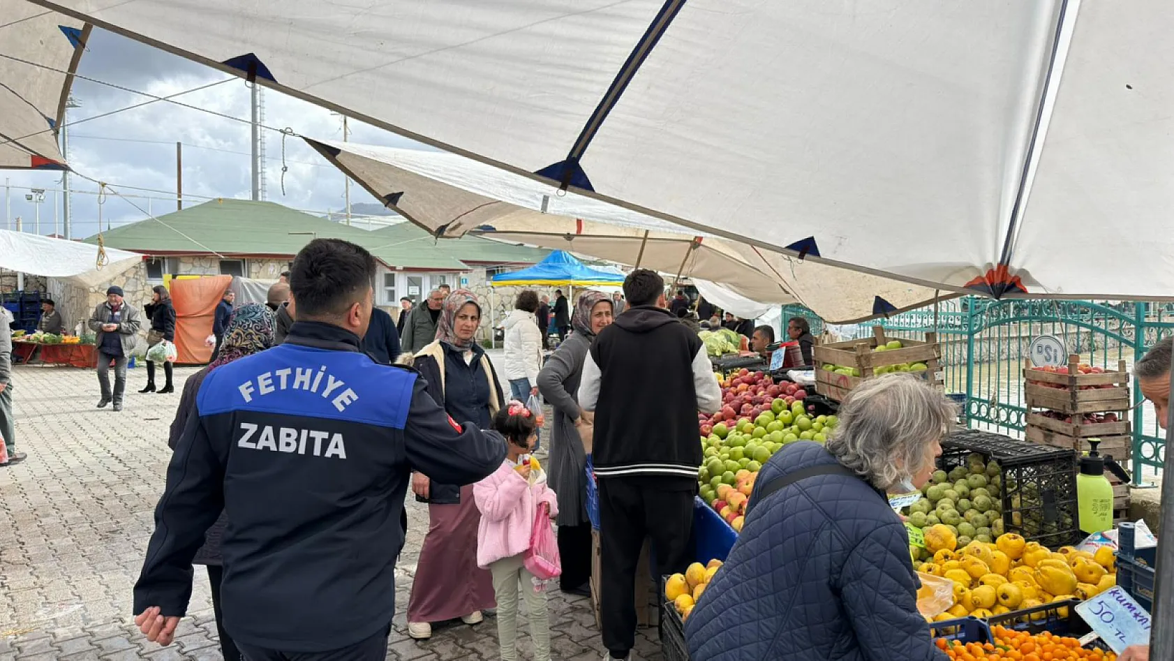 Fethiye'de üretici pazarında zabıta denetimi