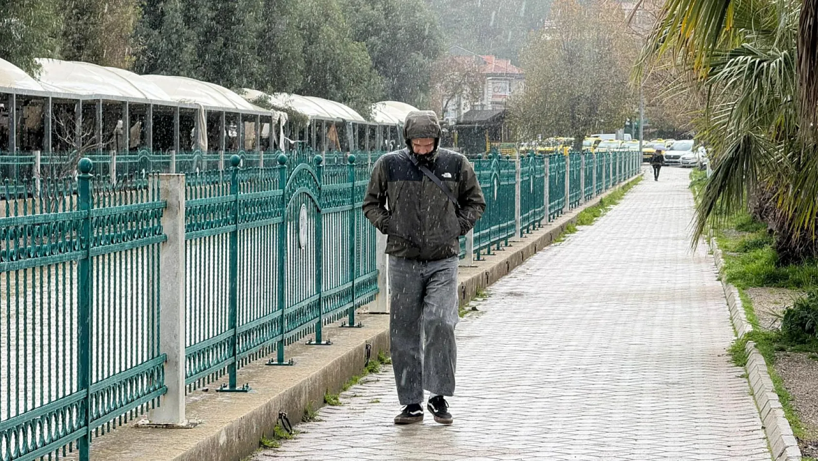 Fethiye'de Meteoroloji uyarısının ardından sağanak yağış etkili oluyor