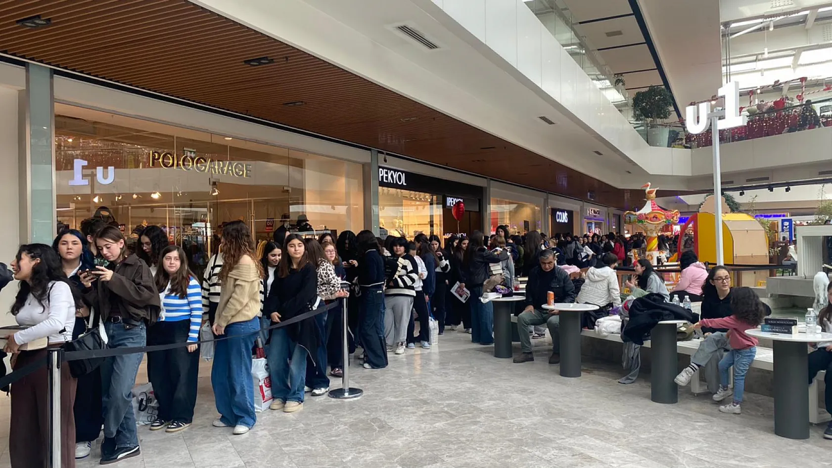 Fethiye'de Aslı Arslan sevgisi: İmza günü uzun kuyruklara sahne oldu