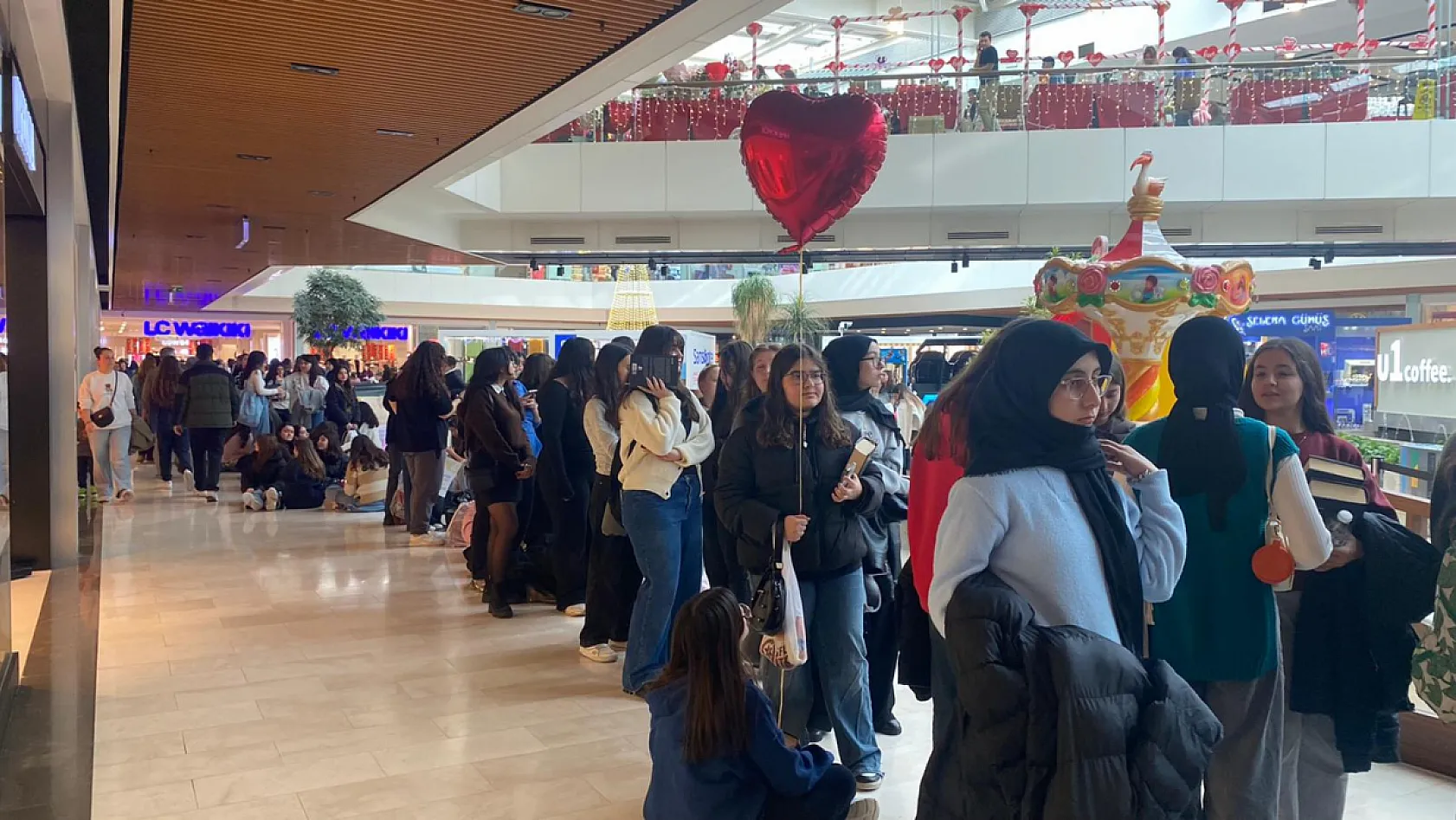 Fethiye'de Aslı Arslan sevgisi: İmza günü uzun kuyruklara sahne oldu