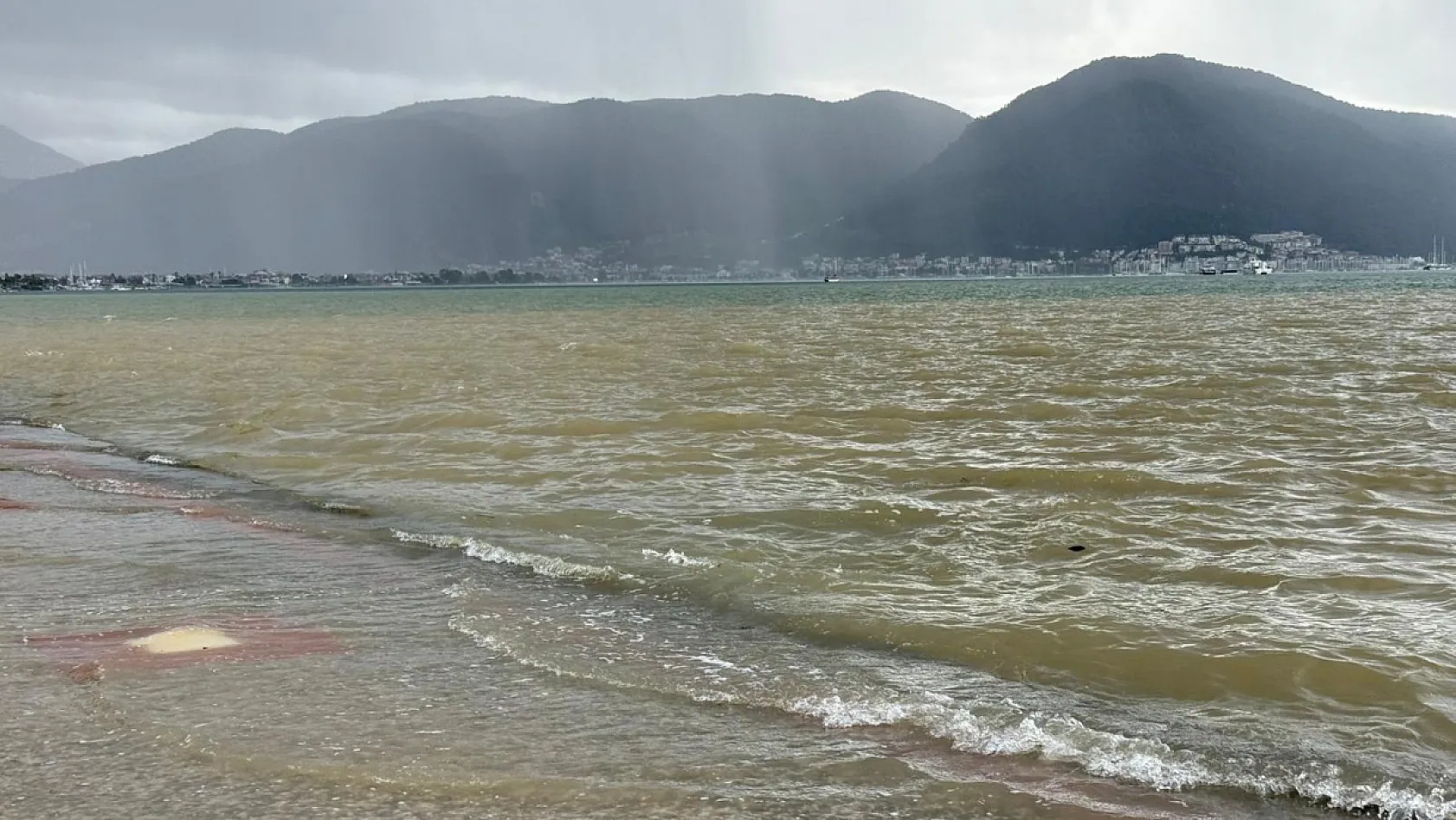 Fethiye'de yoğun yağış deniz seviyesini yükseltti