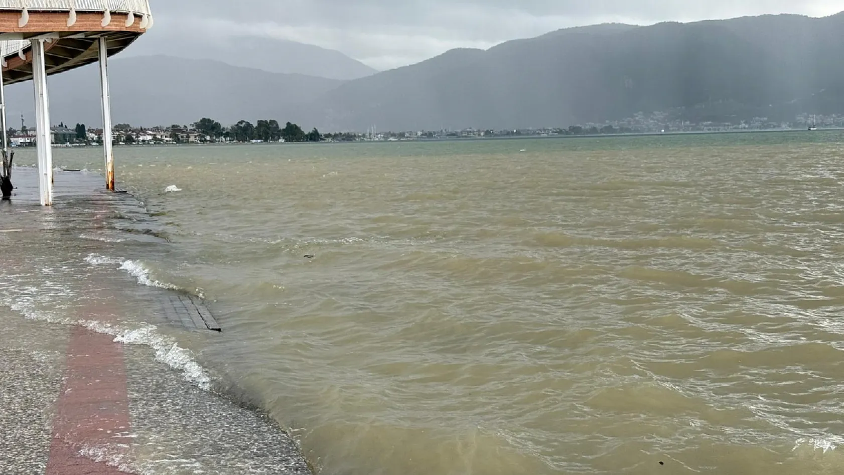 Fethiye'de yoğun yağış deniz seviyesini yükseltti