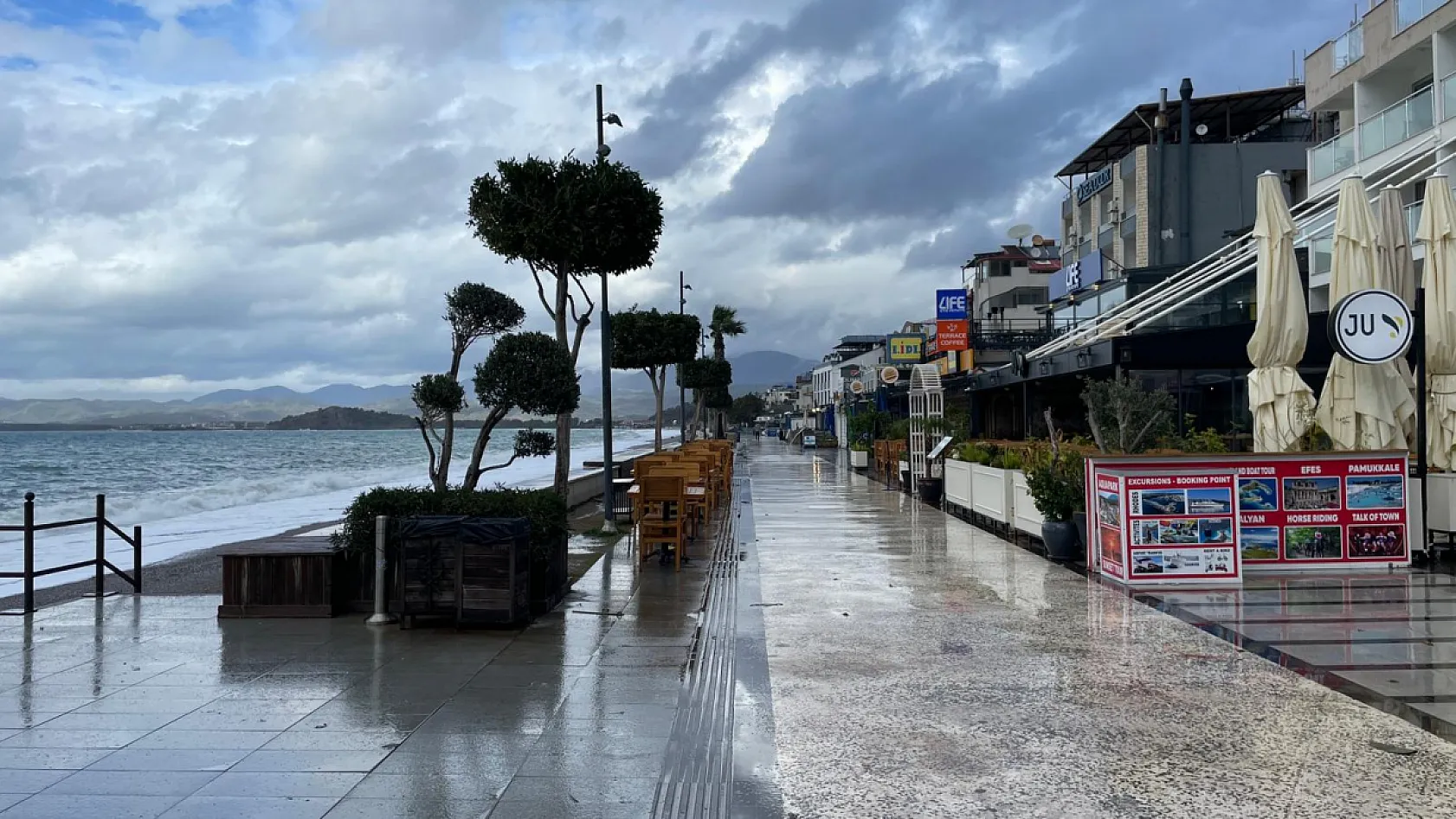 Fethiye'de olumsuz hava şartları Çalış Plajı'nı boş bıraktı