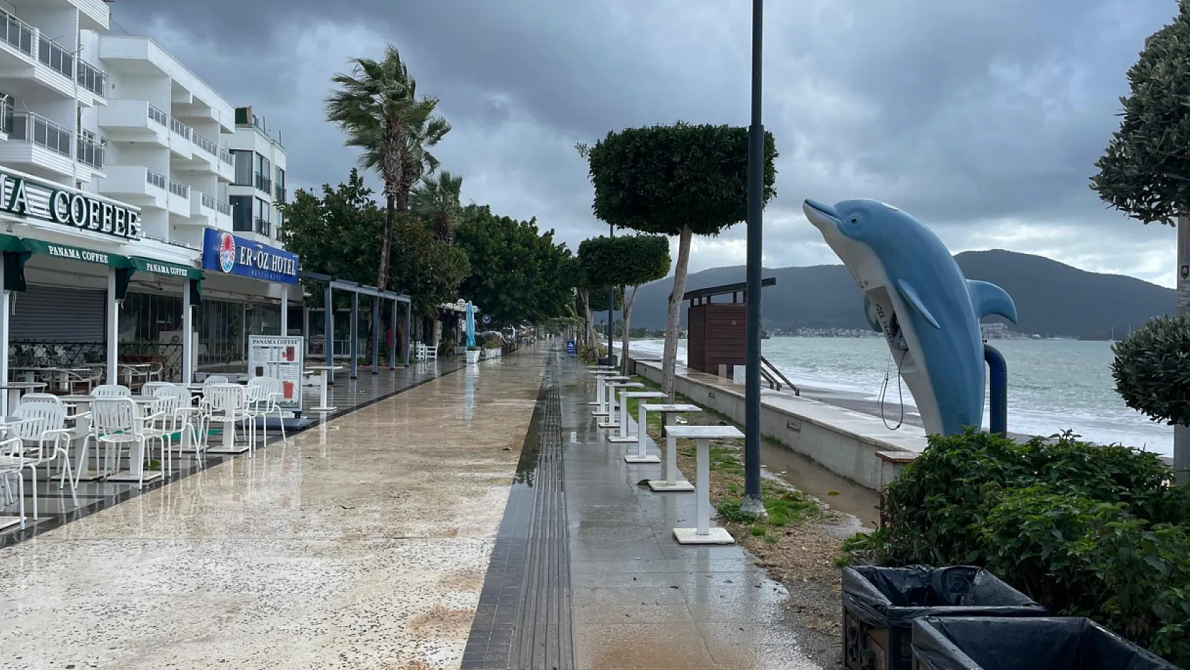 Fethiye'de olumsuz hava şartları Çalış Plajı'nı boş bıraktı