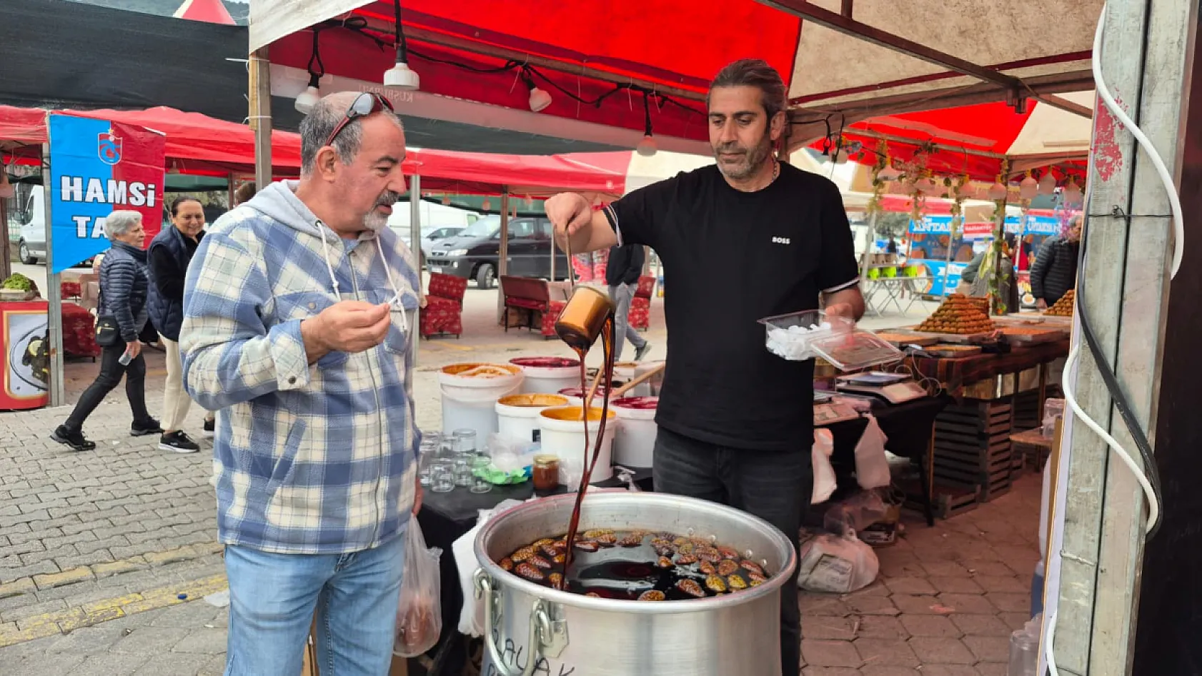 Fethiye Hamsi Festivali'nde yöresel lezzetlere yoğun ilgi: 'Şifa kaynağı kozalak pekmezi getirdik'