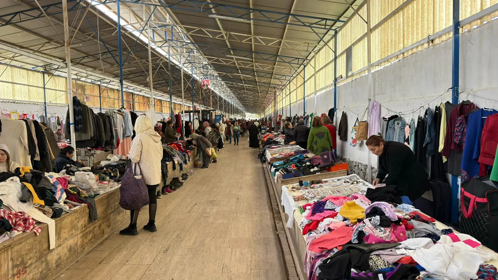 Fethiye'de yardımlaşma ruhu: FETAV stantıyla öğrencilere burs sağlıyor