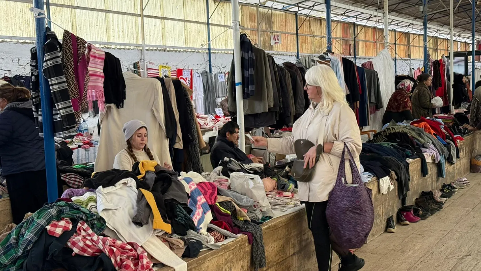 Fethiye'de yardımlaşma ruhu: FETAV stantıyla öğrencilere burs sağlıyor