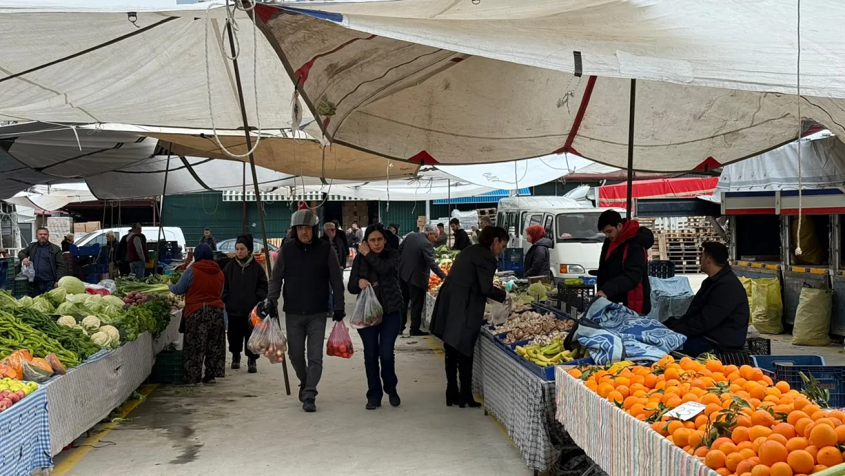 Fethiye Perşembe Pazarı'nda meyve fiyatları mevsim normallerinde