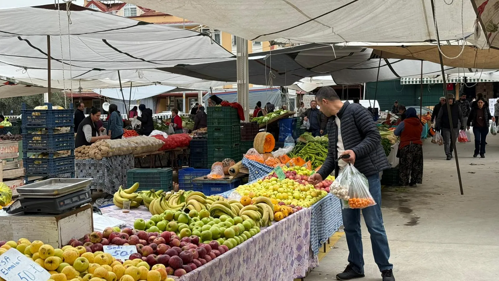 Fethiye Perşembe Pazarı'nda meyve fiyatları mevsim normallerinde