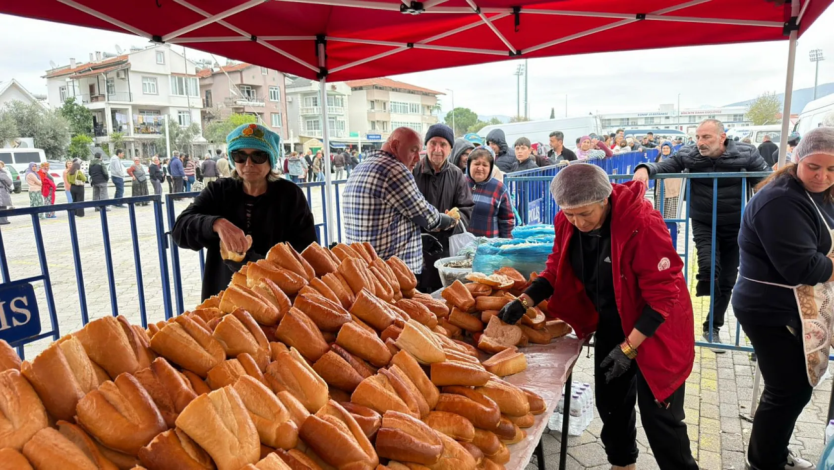 Fethiye'de Hamsi Kuyruğu: Festival Alanında Yoğunluk Yaşandı