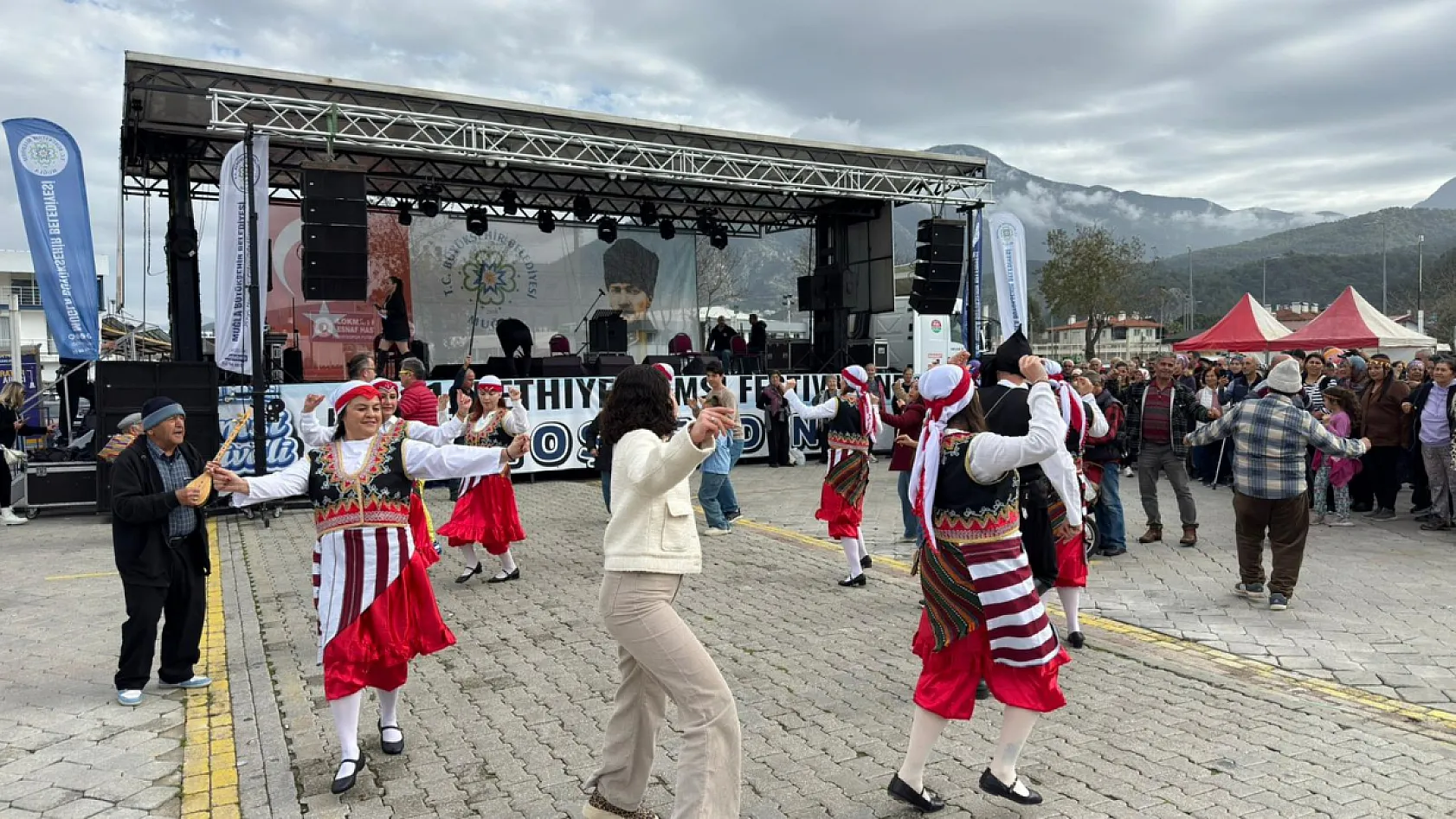 Hamsi Festivali Fethiye'de Coşkuyla Sürüyor: Selçuk Balcı Sahne Alacak