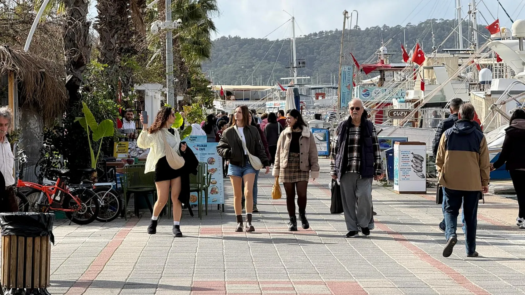 Fethiye'de güzel havayı fırsat bilen vatandaşlar sahil ve parklara akın etti
