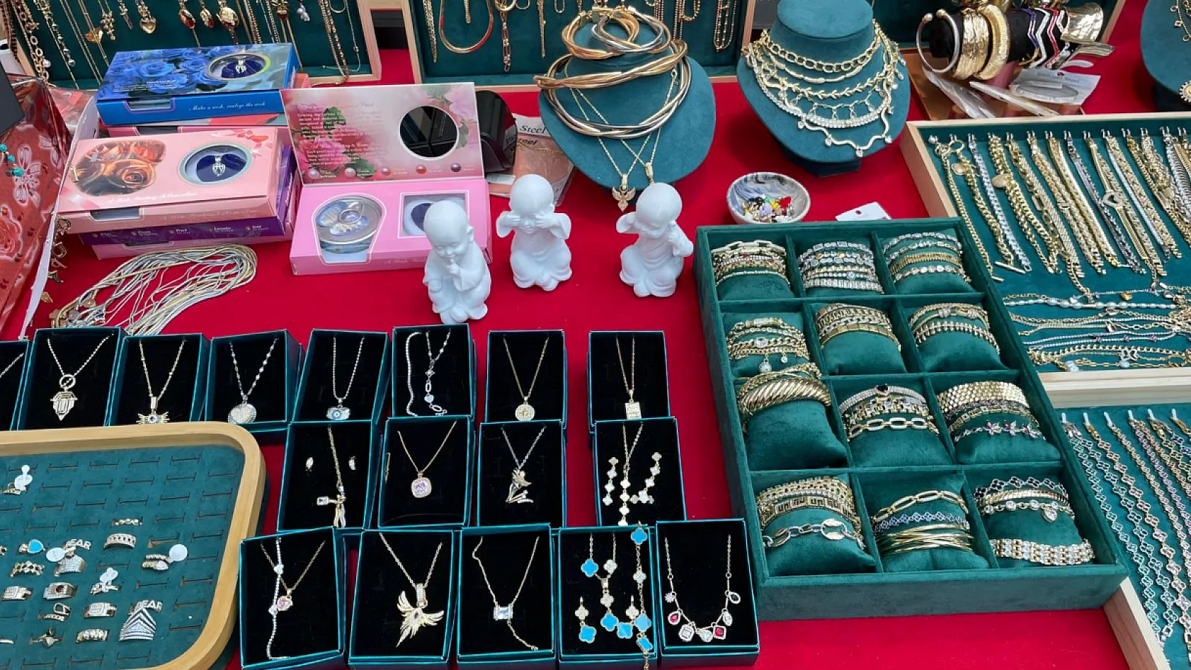 Sevgililer Günü'ne özel takılar Fethiye AVM'de ilgi görüyor
