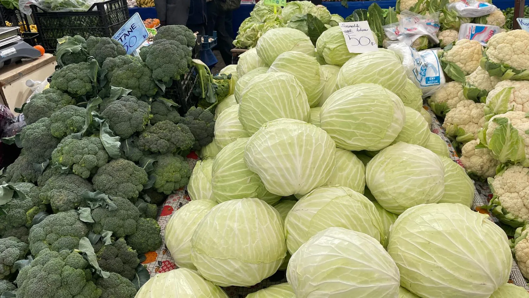 Fethiye Salı Pazarı'nda tezgahlardaki fiyatlar