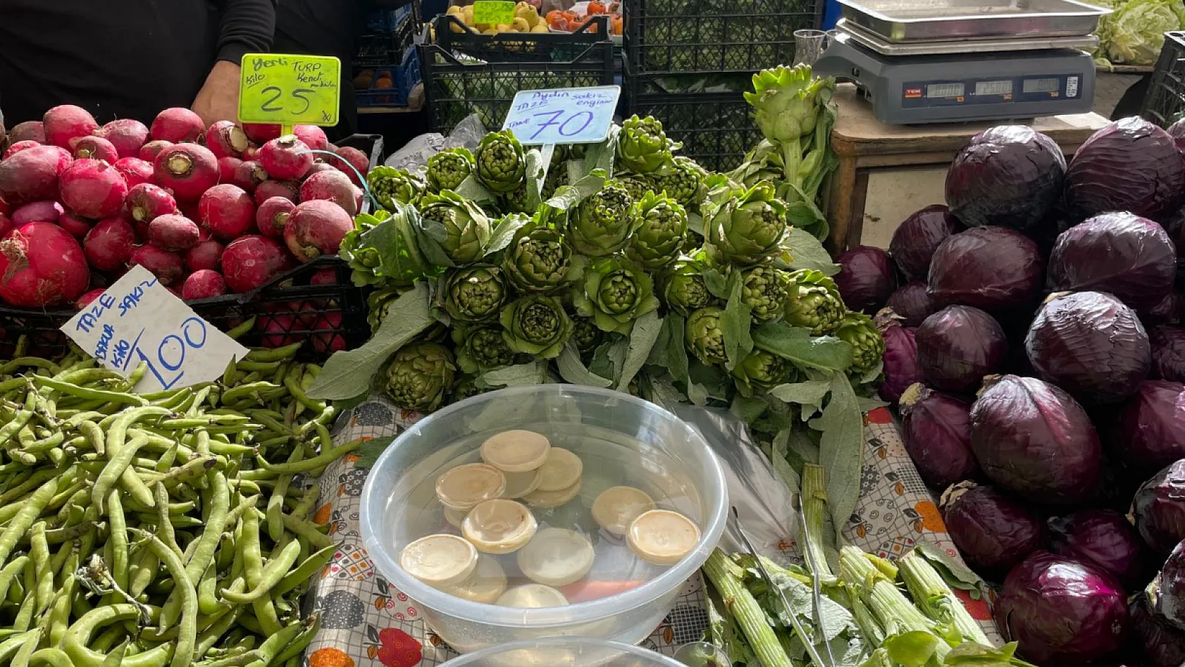 Fethiye Salı Pazarı'nda tezgahlardaki fiyatlar