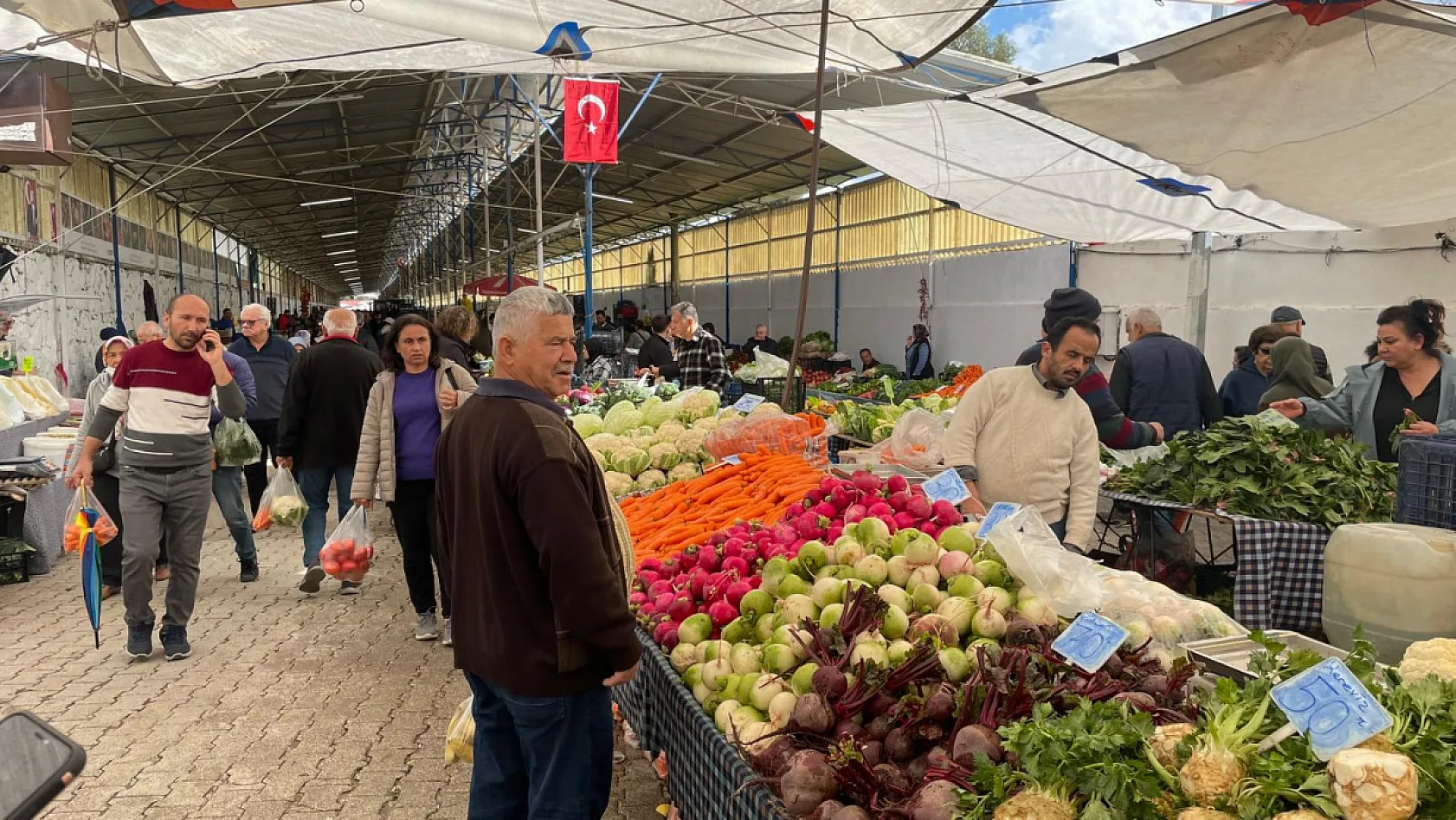 Fethiye Salı Pazarı'nda tezgahlardaki fiyatlar