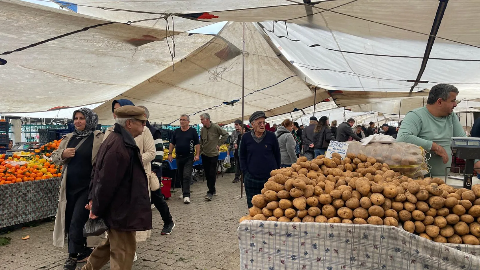 Fethiye Salı Pazarı'nda tezgahlardaki fiyatlar