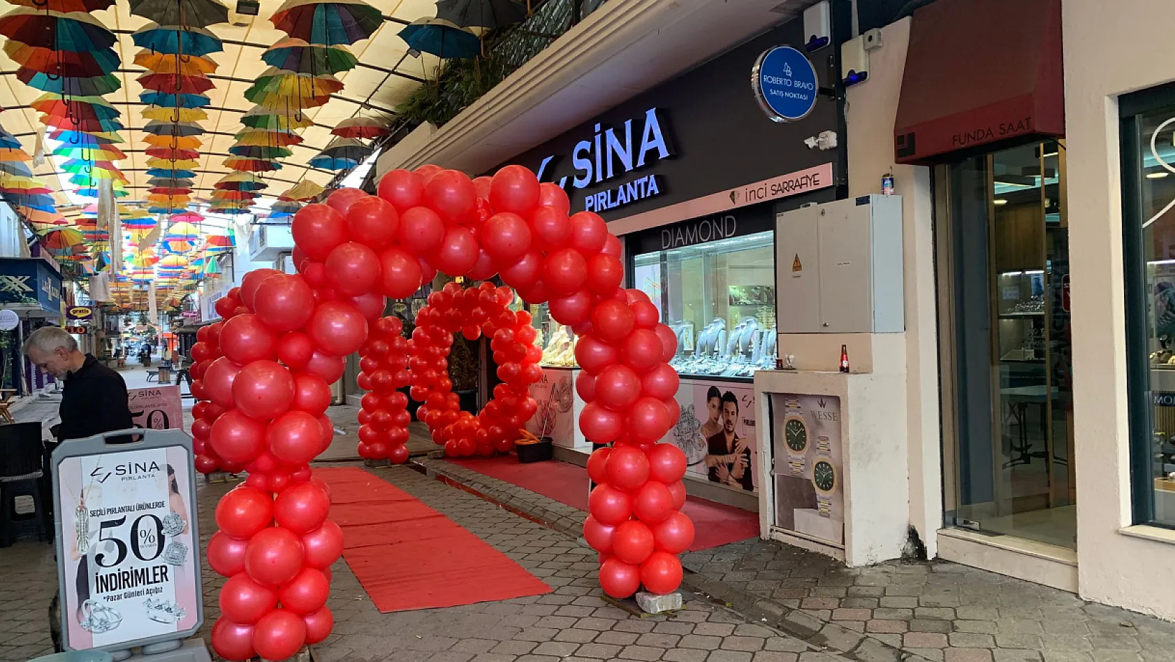 Fethiye'de Sina Pırlanta'dan Sevgililer Günü'ne özel ışıltılı hazırlık