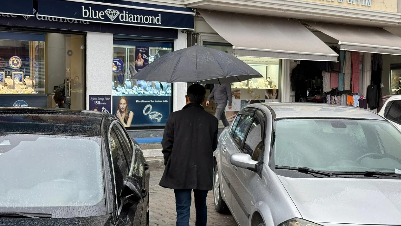 Fethiye'de beklenen sağanak yağış etkisini göstermeye başladı