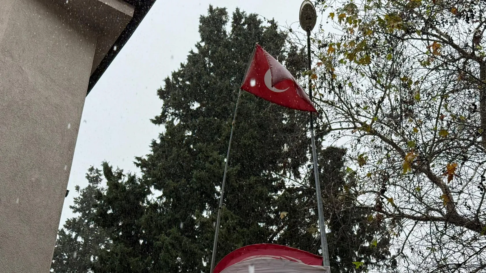 Fethiye'de beklenen sağanak yağış etkisini göstermeye başladı
